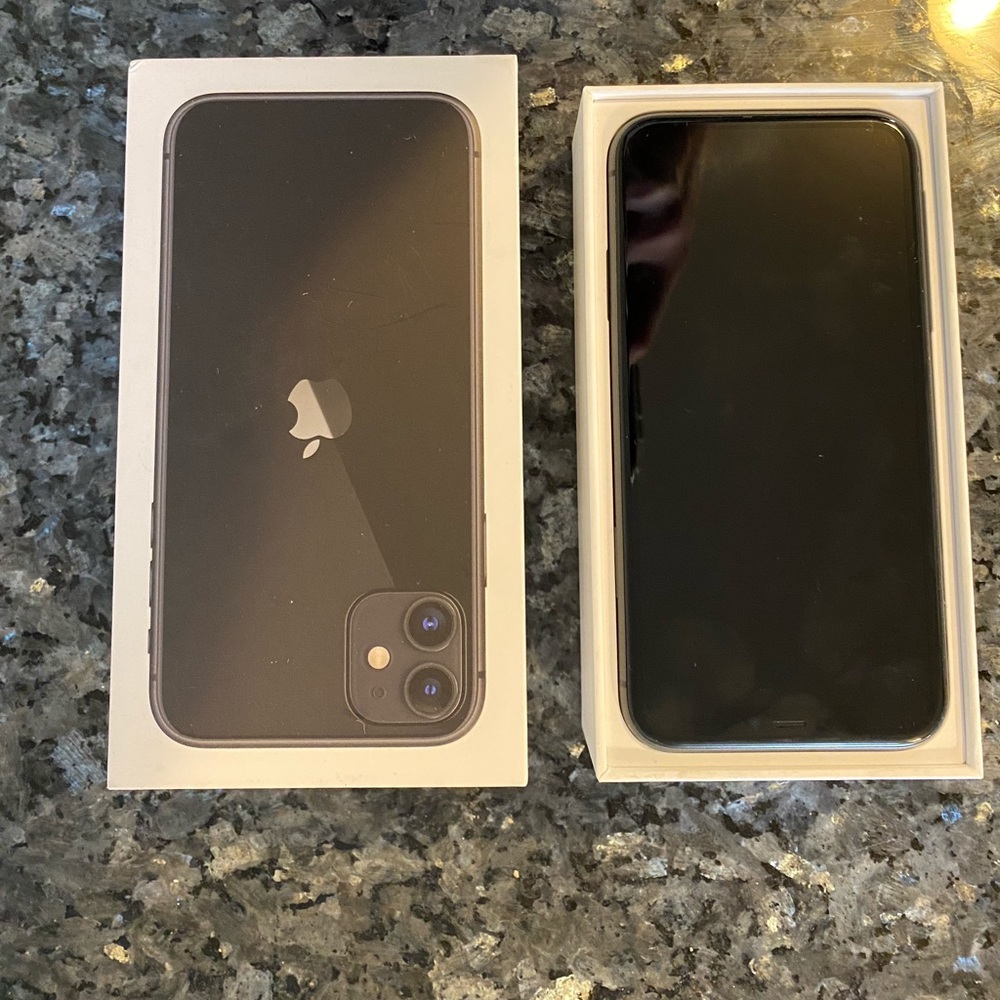 iPhone 11 in black (LOCKED)